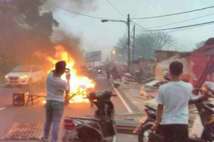 Jalur Di Puncak Bogor Macet Ada Sejumlah Pedagang Membakar Kayu Ditengah Jalan