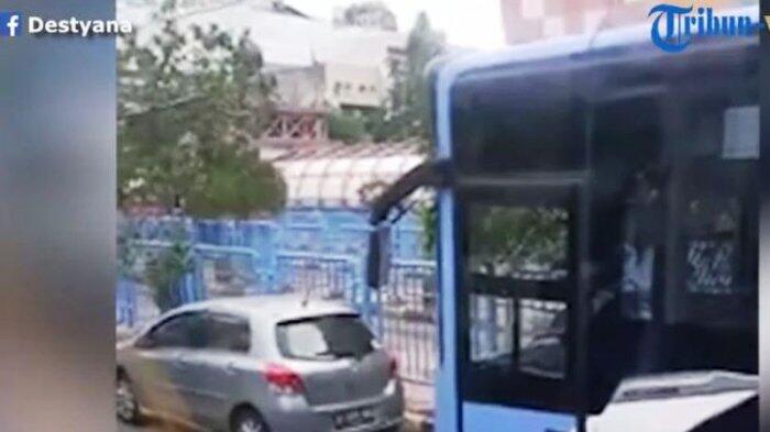 Pria Ini Marah dan Hadang Transjakarta, Penumpang Bela Sopir