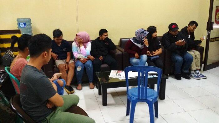 Seorang Wanita Bersama Dua Pria Kepergok Polisi di dalam Satu Kamar Hotel