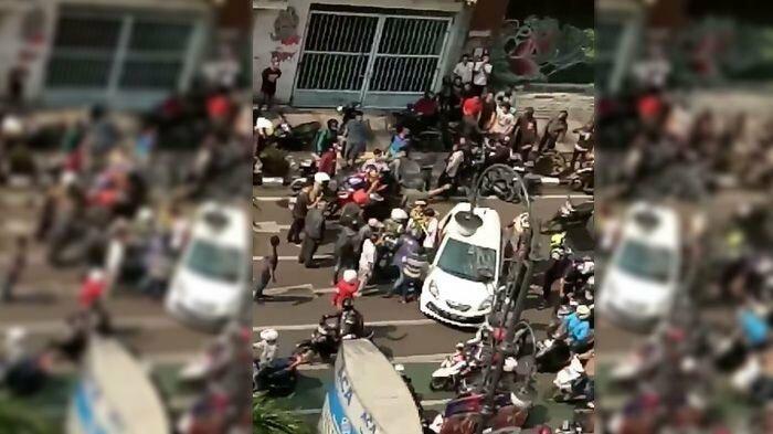 Beredar Video Mobil Di-Stop dan Diamuk Massa Bermotor di Jalan Asia Afrika