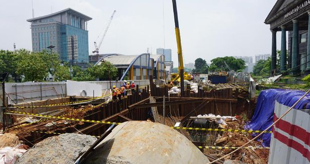 Terdengar Suara Aneh saat Lubang LRT Menara Saidah Longsor