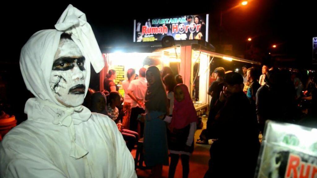 Tempat Makan Martabak Bareng Hantu Lokal