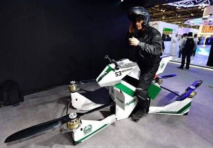 Polisi Dubai Patroli dengan Motor Udara
