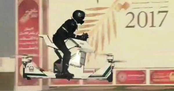 Polisi Dubai Patroli dengan Motor Udara