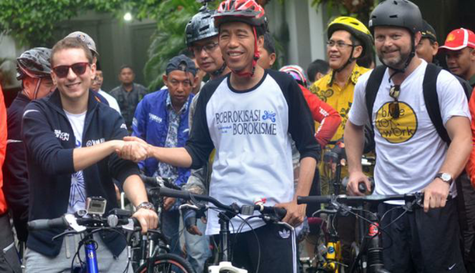 Puisi Fadli Zon Sindir Jokowi Yang Suka Bagi-bagi Sepeda