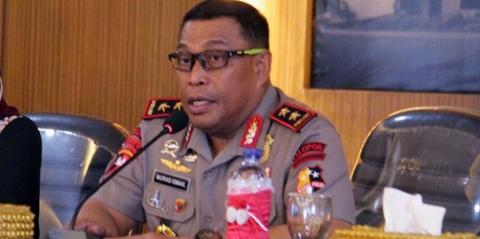 Kesal ditanya soal senjata, Komandan Brimob tepis tangan & marahi wartawan
