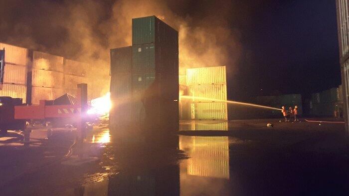 Depo SPIL di Tanjung Perak Terbakar Diduga Asalnya dari Ledakan Kontainer Isi Elpiji