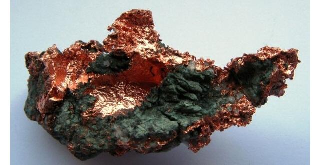 Spesimen Mineral Tambang Dalam Bentuk Mentah di Alam Bebas (Raw/Ore)