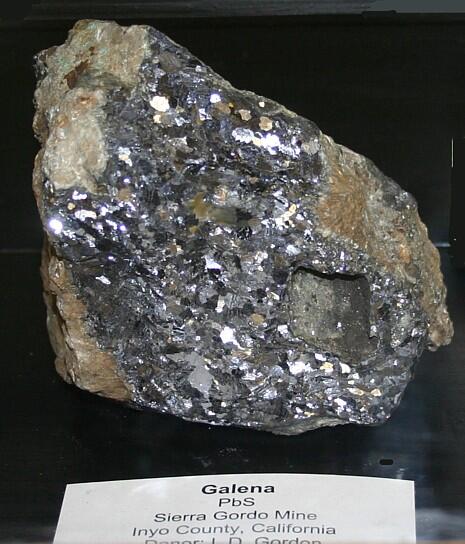 Spesimen Mineral Tambang Dalam Bentuk Mentah di Alam Bebas (Raw/Ore)