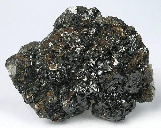 Spesimen Mineral Tambang Dalam Bentuk Mentah di Alam Bebas (Raw/Ore)