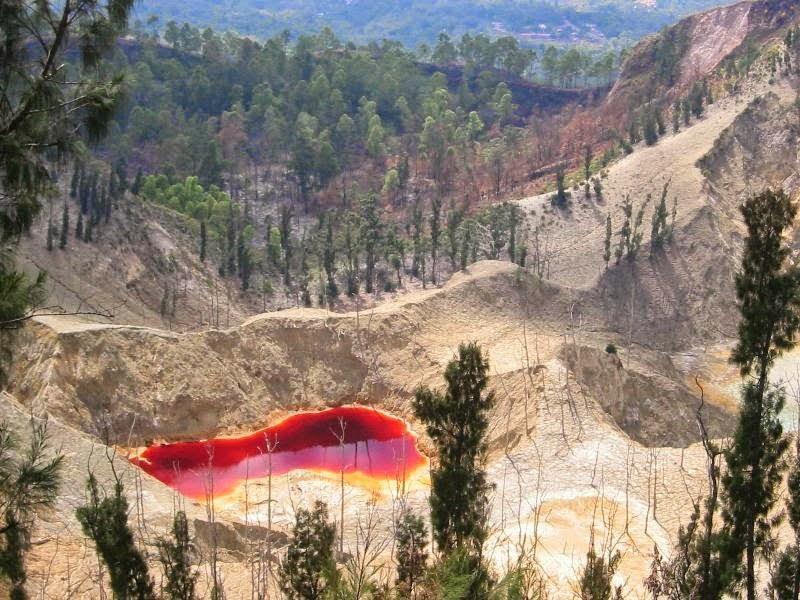 DANAU MERAH DENGAN BERBAGAI KEUNIKANNYA YANG MENJADI MISTERI