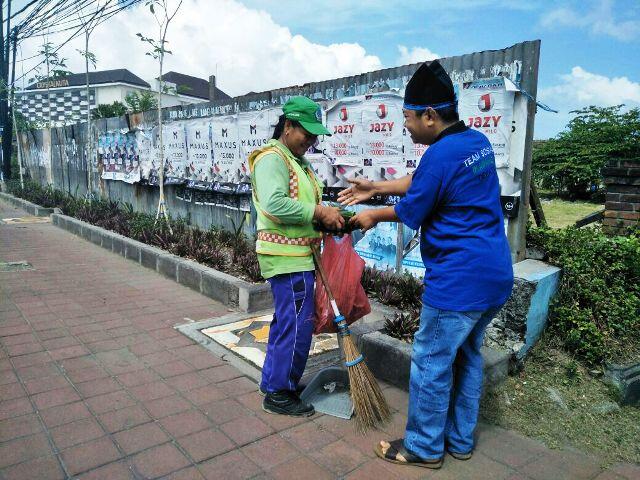 Berbagi Nasi Bungkus, Menebar SEMANGAT di hari JUMAT
