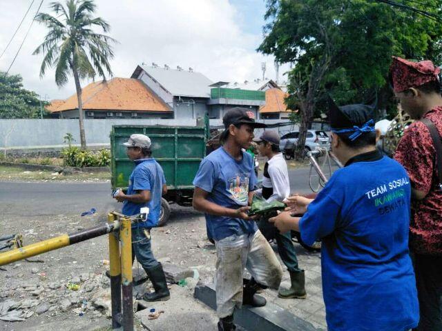 Berbagi Nasi Bungkus, Menebar SEMANGAT di hari JUMAT