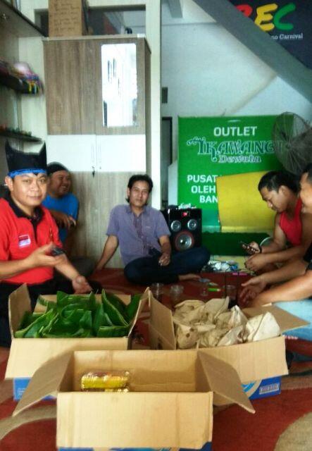 Berbagi Nasi Bungkus, Menebar SEMANGAT di hari JUMAT