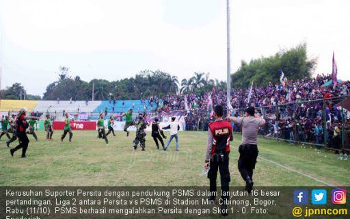 "Suporter Ditonjok, Ditendang, dan Dipukul Pakai Bambu"