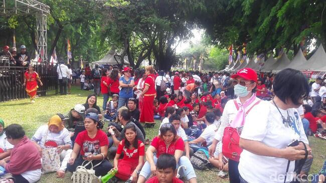 Relawan Jokowi-Ahok-Djarot Mulai Berdatangan ke Lapangan Banteng