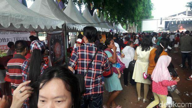 Kerak Telor hingga Kemeja Kotak-kotak Dijajakan di Lapangan Banteng