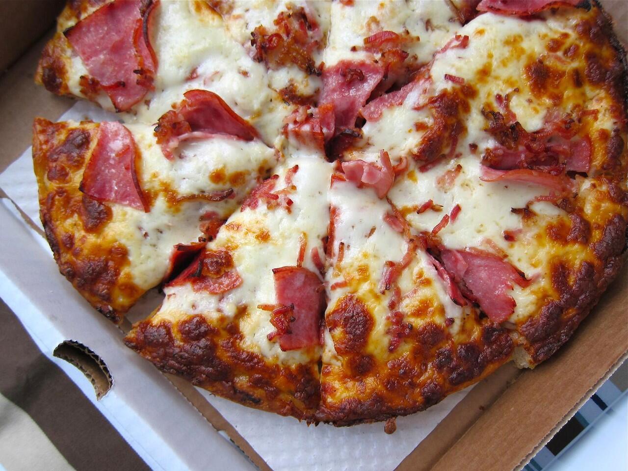 Better pizza. Фиолетовая пицца. Прическа пицца. Пицца с говядиной вырезкой. Canadian Bacon pizza.