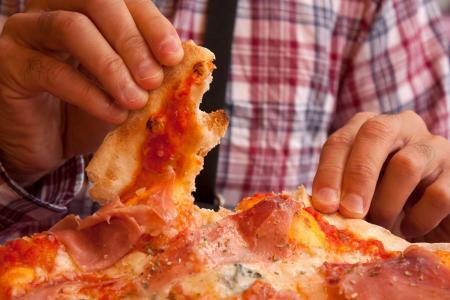 Karakter Anda Bisa Terbaca dari 6 Cara Makan Pizza Ini