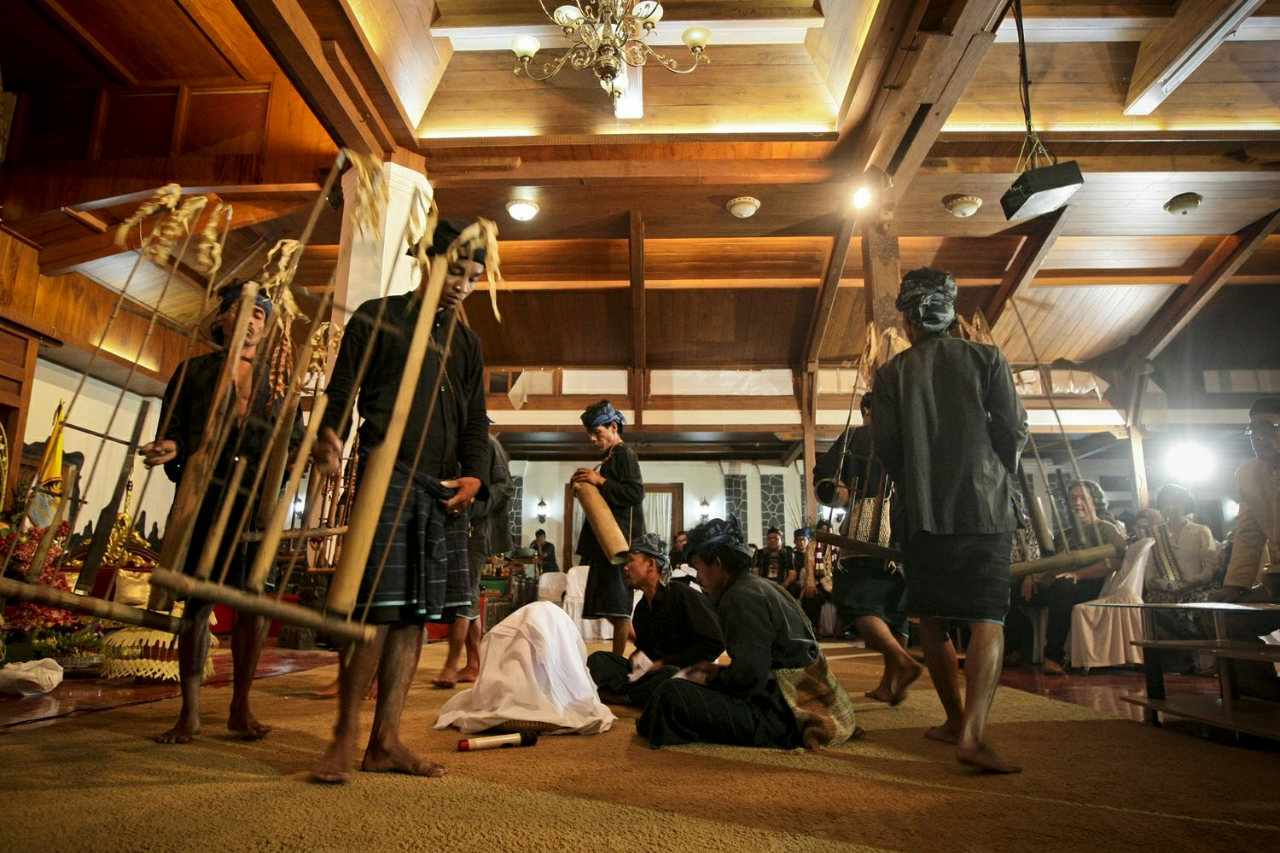 THE STRUGGLES OF SUNDA WIWITAN FOLLOWERS