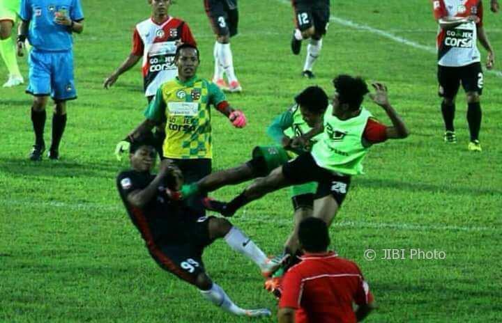 Sepak Bola atau MMA? Begini Momen Adu Jotos Saat Laga PSBK Vs Persewangi