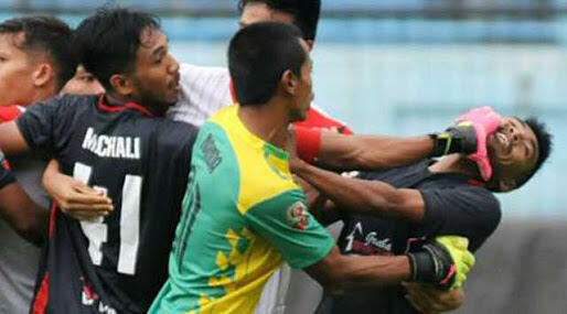 Sepak Bola atau MMA? Begini Momen Adu Jotos Saat Laga PSBK Vs Persewangi