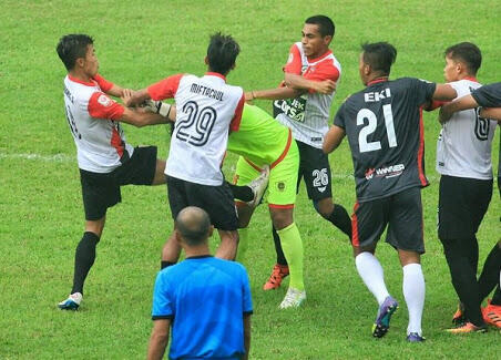 Sepak Bola atau MMA? Begini Momen Adu Jotos Saat Laga PSBK Vs Persewangi