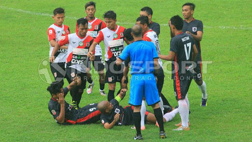 Sepak Bola atau MMA? Begini Momen Adu Jotos Saat Laga PSBK Vs Persewangi