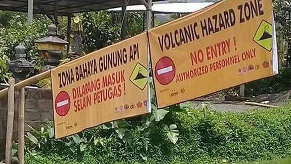 Pasang Bambu dan Tong di Tengah Jalan, BNPB Tutup Akses Zona Merah Gunung Agung
