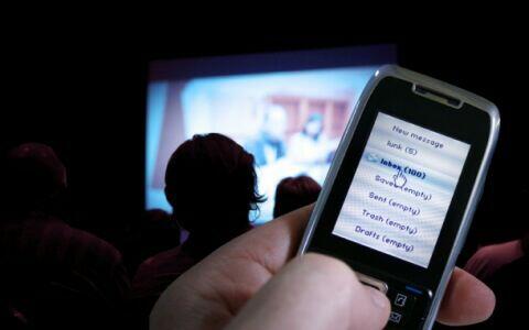 Surat Terbuka untuk Pecandu Smartphone di Bioskop