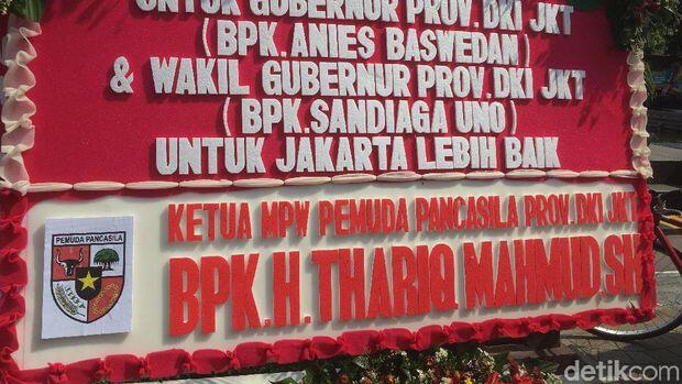 Bunga Ucapan Selamat Anies-Sandi Mulai Berdatangan ke Balai Kota