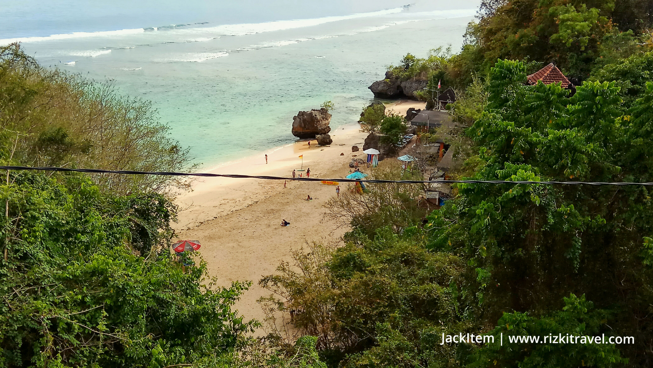 Menjelajahi Keindahan Pantai Padang-Padang Bali