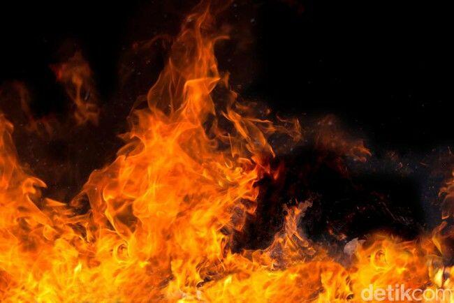 Mobil Milik Pria yang Berkelahi dengan TNI Terbakar, Benarkah?