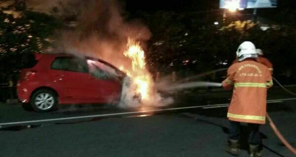Mobil Milik Pria yang Berkelahi dengan TNI Terbakar, Benarkah?