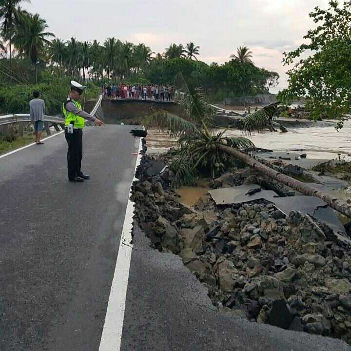 Warga Kesentrum Saat Menonton Jembatan Putus