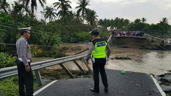 Warga Kesentrum Saat Menonton Jembatan Putus