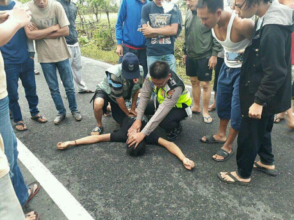 Warga Kesentrum Saat Menonton Jembatan Putus