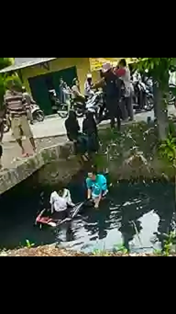 Viral Foto Evakuasi Motor, Sosok Dua Perempuan Ini Justru Jadi Perhatian