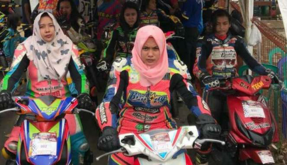 Aksi Pembalap Berhijab Ramaikan Road Race di Sumsel