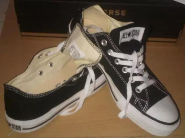 Jangan Sampai Ketipu, Ini Dia Cara Bedain Converse Asli dan KW!