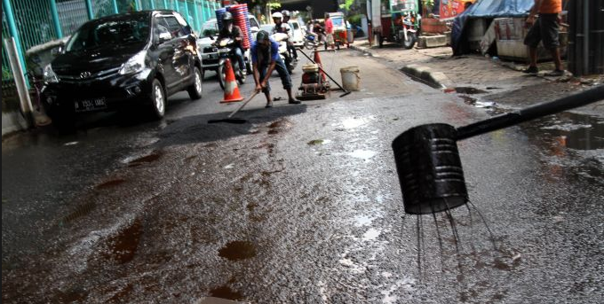 Usai disemprot Jokowi, Walkot Medan langsung 'tambal' jalan yang rusak