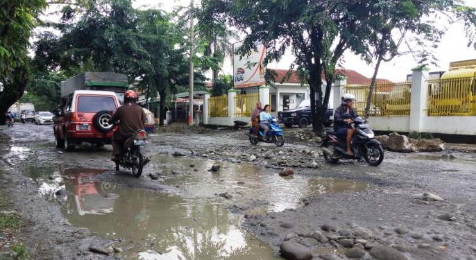 Usai disemprot Jokowi, Walkot Medan langsung 'tambal' jalan yang rusak