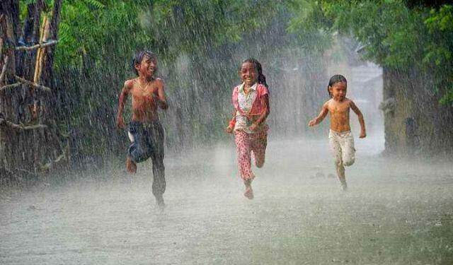 89 Gambar Orang Hujan Hujanan Paling Hist