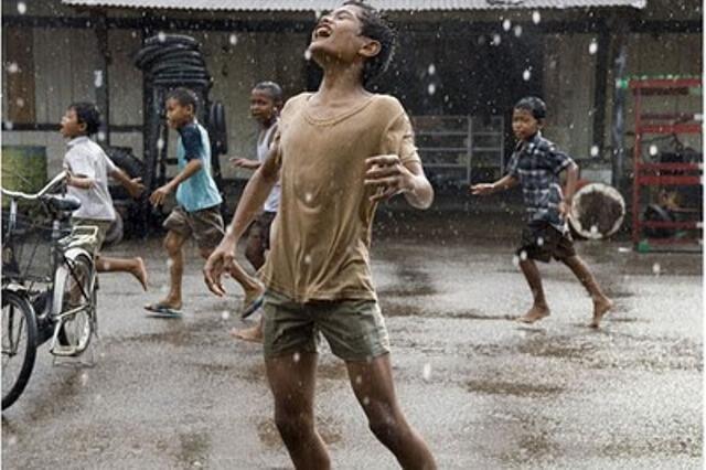 Keceriaan Anak-Anak Dikala Bermain Hujan-Hujanan