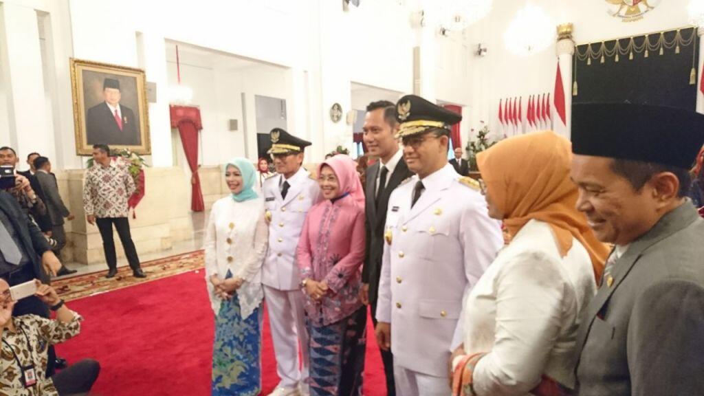 Kedatangan Anies-Sandi ke Balai Kota Disambut Palang Pintu