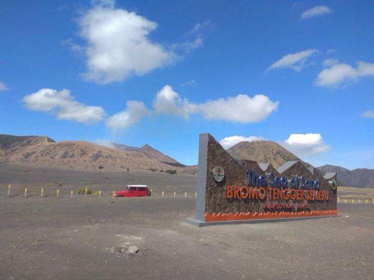 Heboh pembangunan tugu nama dari pemerintah di Bromo tuai protes