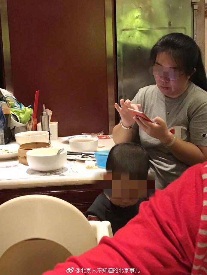 Sibuk main HP, emak2 ini suruh anaknya pipis di mangkuk restoran ( gokilz ! )