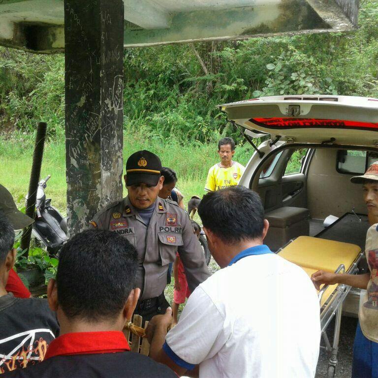 Kapolsek Bunta Banggai Sulteng Evakuasi Warga Lewati Gunung dan Sungai ke Puskesmas