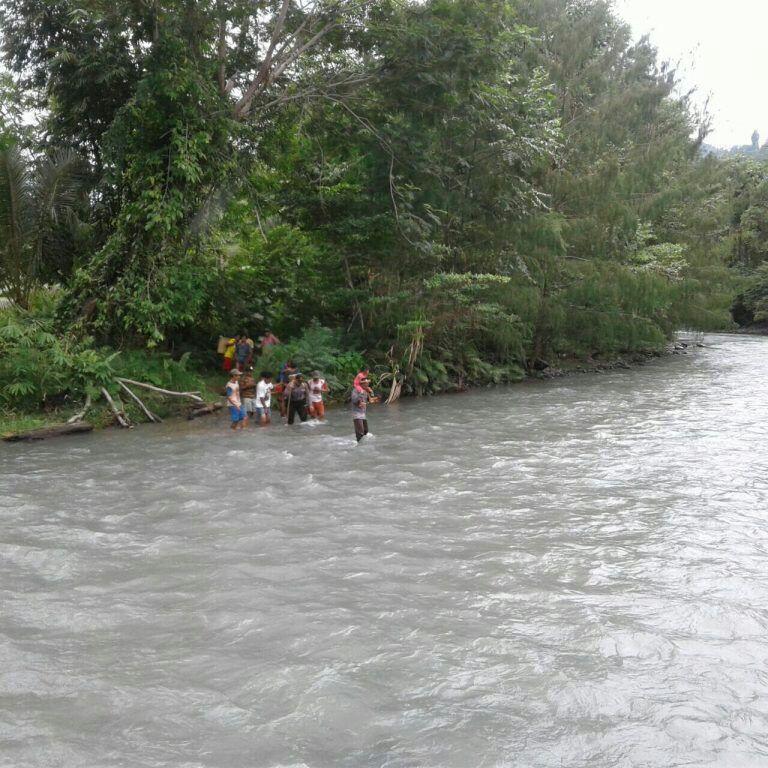Kapolsek Bunta Banggai Sulteng Evakuasi Warga Lewati Gunung dan Sungai ke Puskesmas