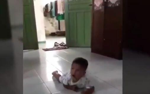 VIRAL! Tidak Permisi, Bocah Ini Dihukum Jalan Jongkok dan Merayap ala Militer